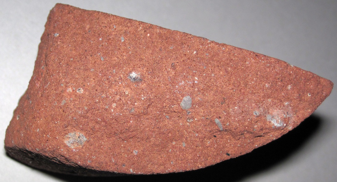 En kjerne tatt fra en boreprøve som viser de rene kuttene og mineralene i materialet.